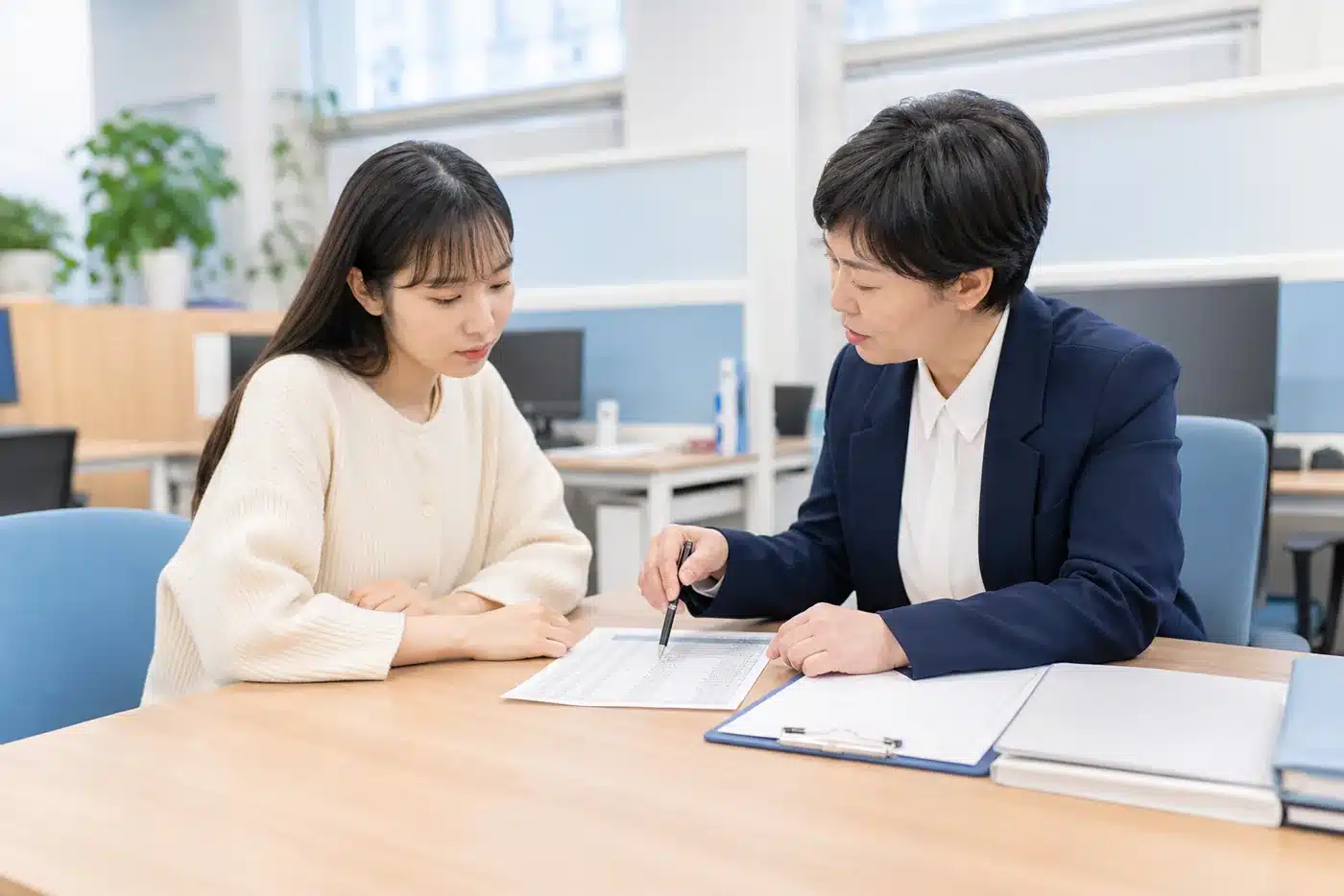 주휴수당 미지급 문제를 노동 상담 창구에서 상담하는 모습